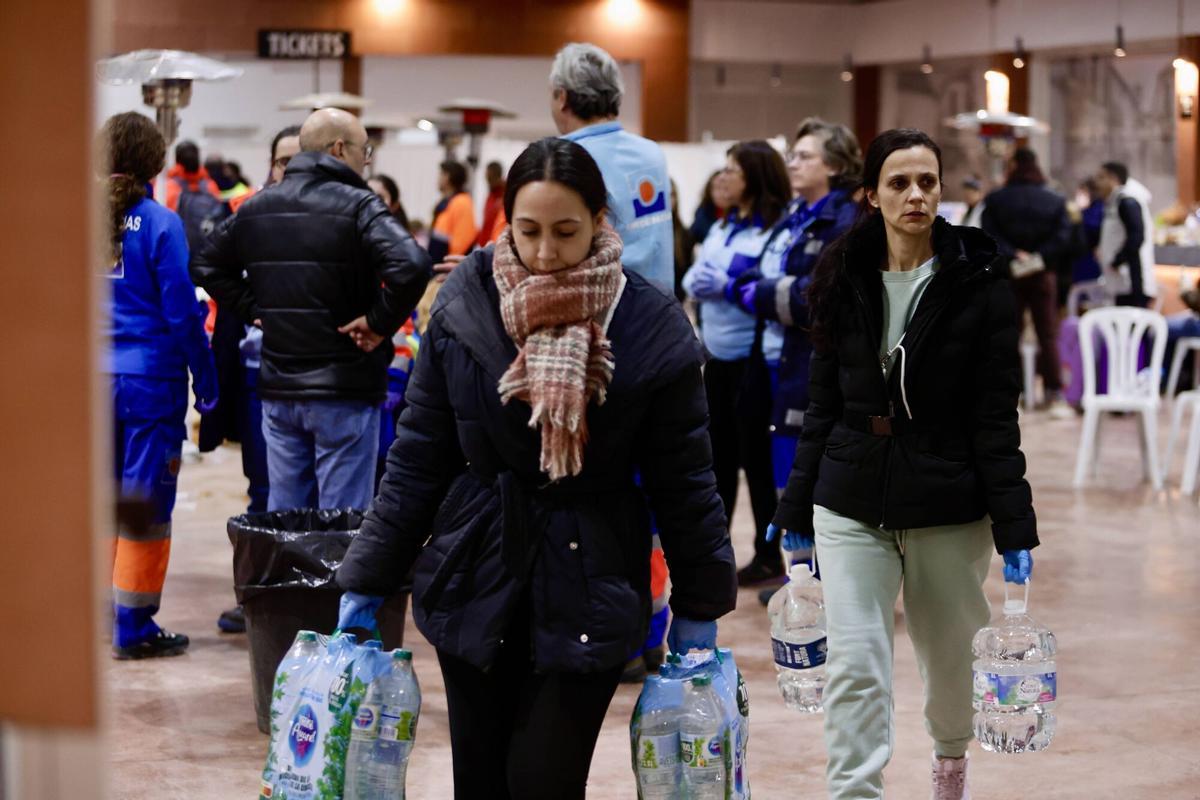 Voluntarios y familiares en la caseta municipal, primera zona en la que se atendió a los heridos del accidente ferroviario de Adamuz.