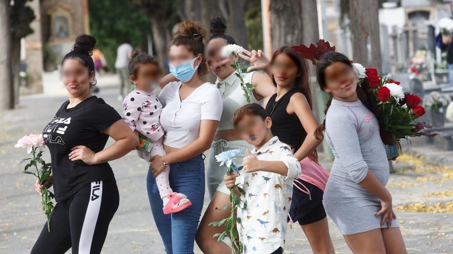 Elevada afluencia de público al cementerio de Alicante el día de Todos los Santos