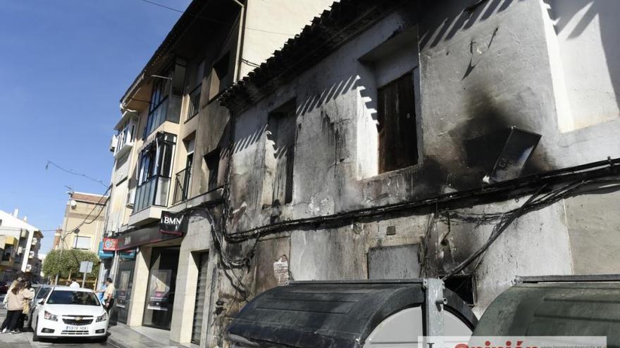 Un incendio de contenedores afecta a la fachada de varias viviendas en Rincón de Seca