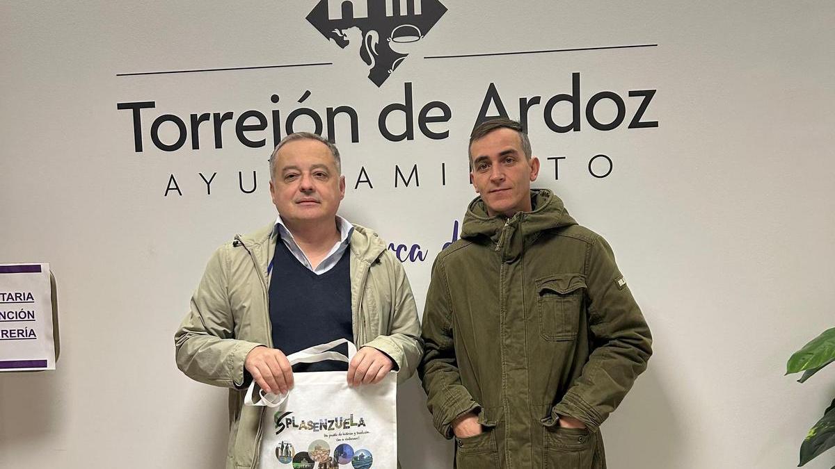 Damián Ceballos, alcalde de Plasenzuela,  y Roberto Jiménez, teniente de alcalde, entregan unos presentes al consistorio de Torrejón de Ardoz.