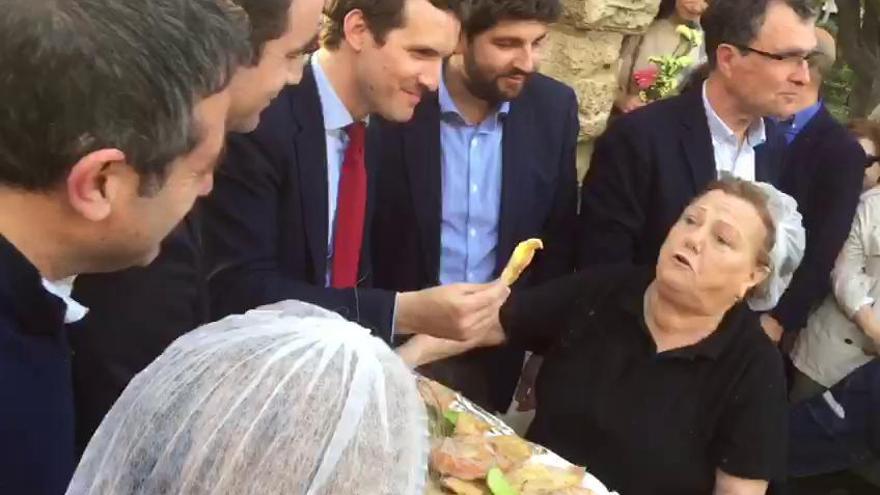 Pablo Casado prueba el paparajote en las barracas de Murcia