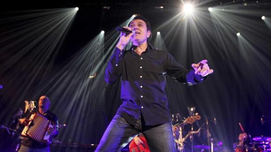 Manolo García, rodeado de su grupo, en pleno concierto, ayer, en el Auditorio.