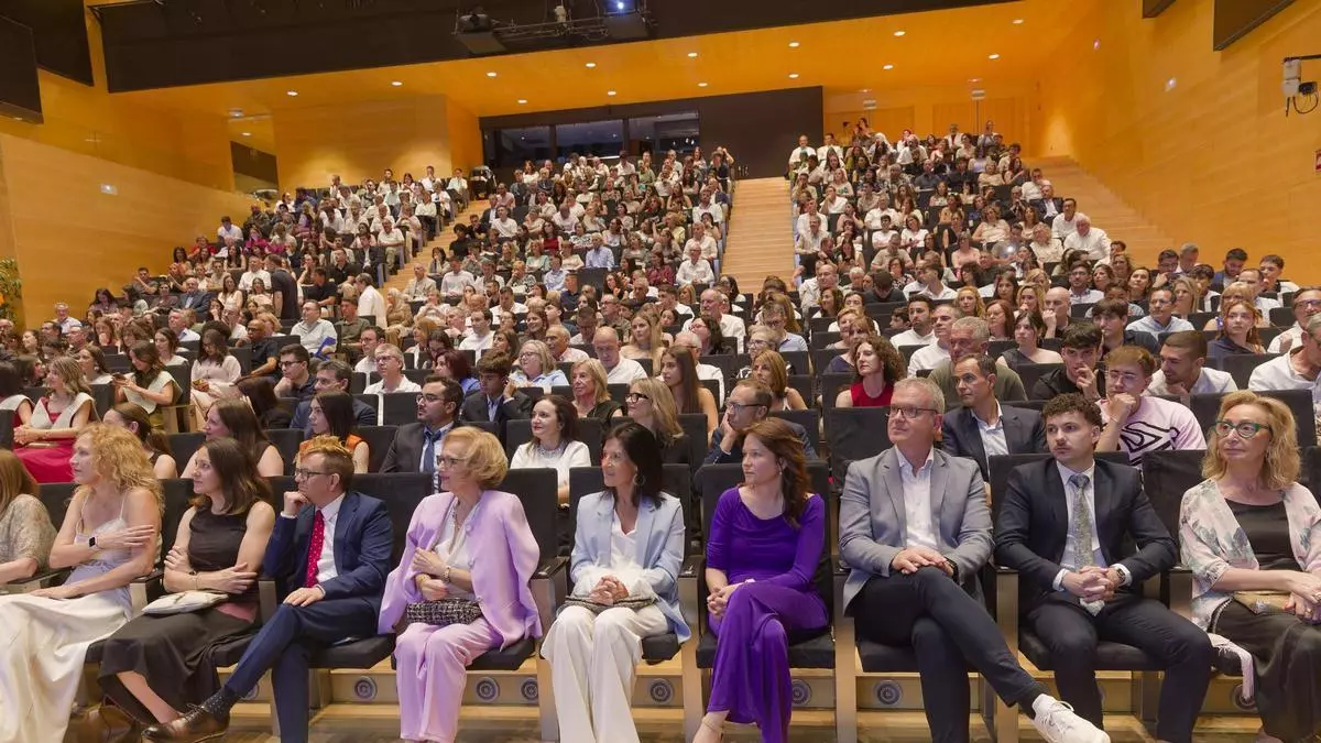La Universitat Jaume I de Castellón gradúa a más de 170 alumnos de Medicina y Enfermería: "La sanidad del futuro seguirá dependiendo del trato humano"