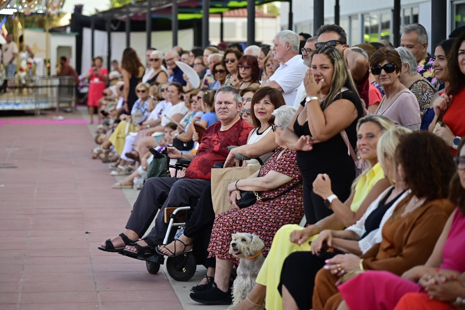 El Moll de Costa se viste de moda con el desfile solidario de Cáritas