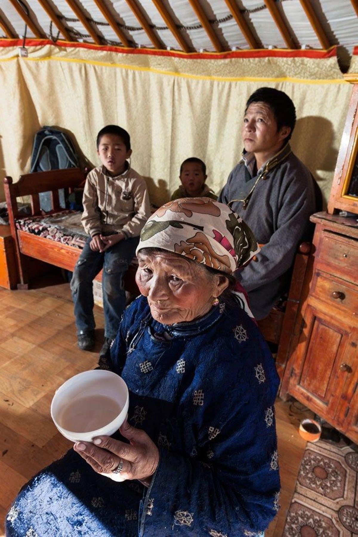 Las hospitalarias familias mongoles agasajan a sus visitantes con leche agria de yak.