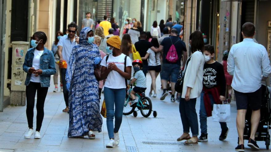 Gent caminant per l&#039;Eix Comercial de Lleida, la setmana passada