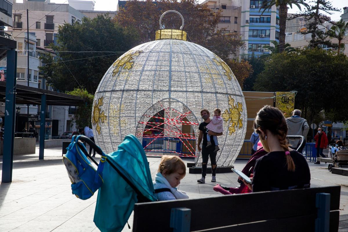 El árbol de Navidad de Alicante, por primera vez en la Explanada El árbol de Navidad de Alicante, por primera vez en la Explanada