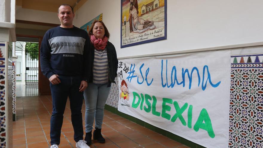 Cecilia Lamothe y Mario Criado, con un cartel sobre la dislexia, ayer en el Colegio de La Goleta.