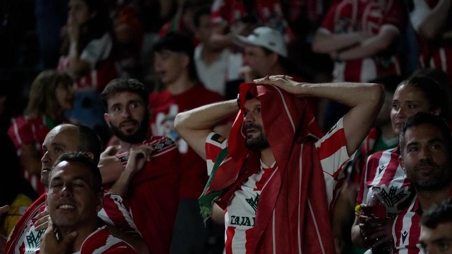 La tristeza de los rojiblancos contrasta con la emoción de un estadio de Segunda: Jugadores y afición del Zamora CF