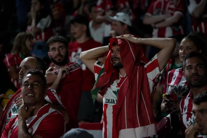 La tristeza de los rojiblancos contrasta con la emoción de un estadio de Segunda: Jugadores y afición del Zamora CF