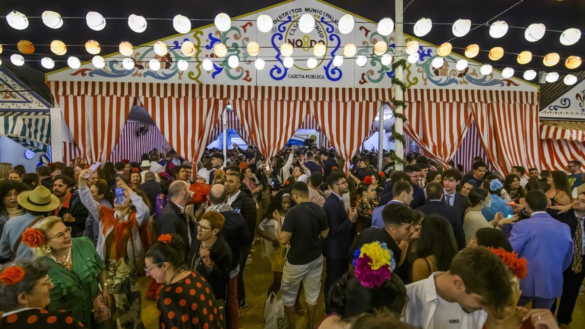 Así estaba la Feria de Abril en Sevilla en su último día, con visitantes despidiéndose del Real hasta 2025