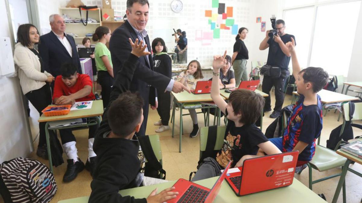Román Rodríguez, en una visita a un centro educativo. | // XOÁN ÁLVAREZ