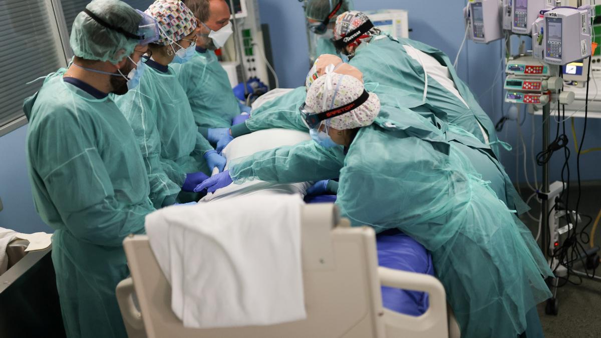 Sanitarios del Hospital de Sant Pau de Barcelona tratan a un paciente de covid ingresado en la uci, este jueves.