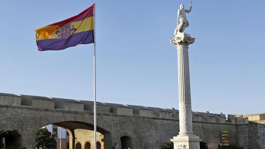 La bandera republicana ondea en Cádiz.