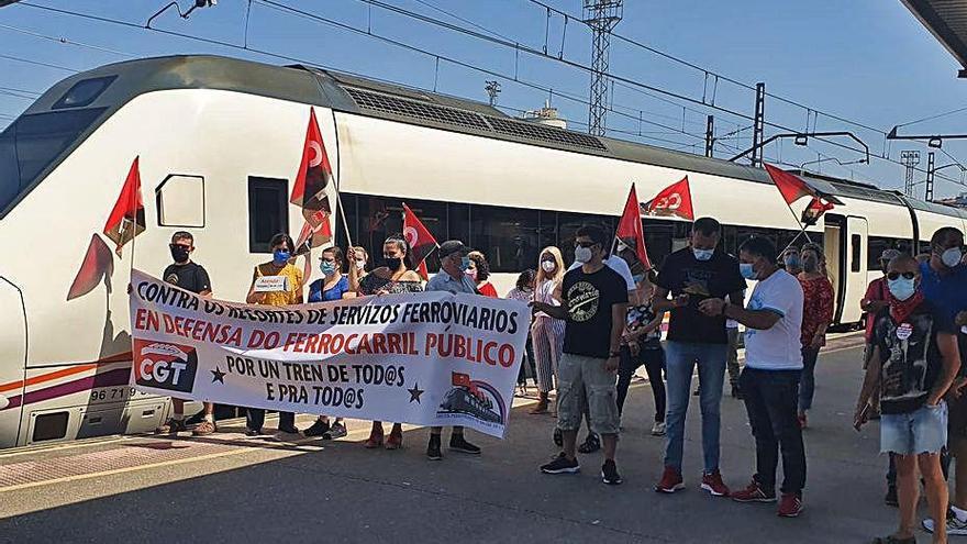 Protesta de la CGT en la estación de Guixar, ayer.