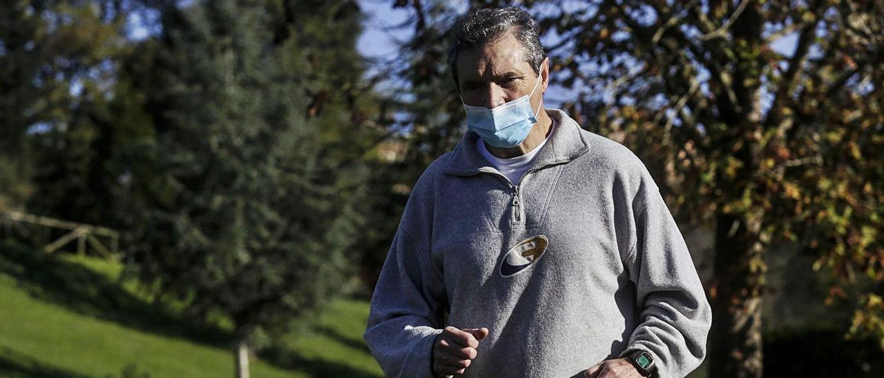 Ángel Huerta, con su mascarilla, corriendo por la senda del Parque de Invierno, en Oviedo.   Julián Rus