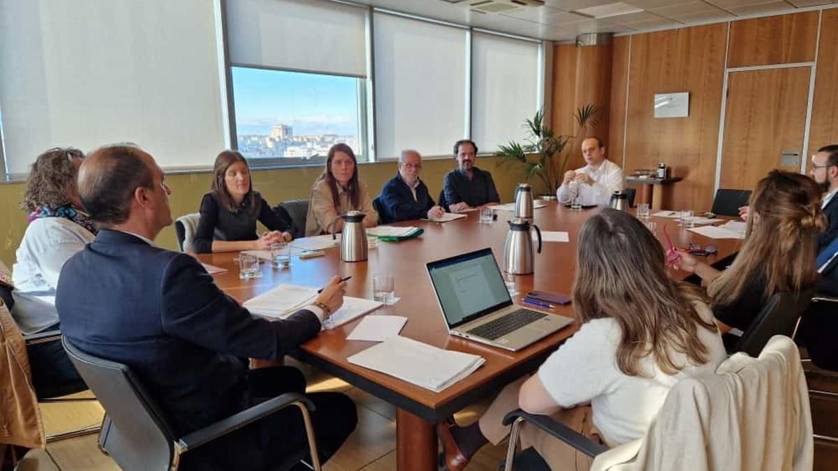 Bancalero junto a directivos del Salud y representantes de la Plataforma en defensa del Hospital de Barbastro.