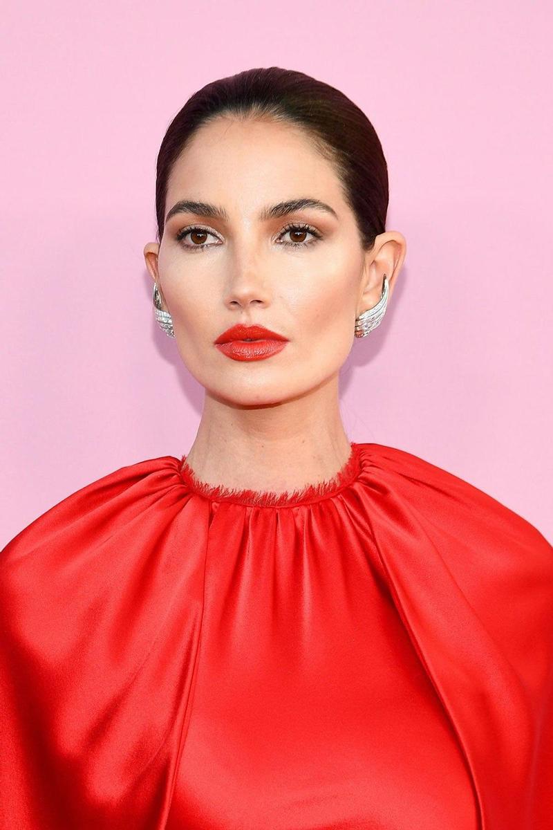 Lily Aldridge ha optado por la tendencia de 'todo al rojo'