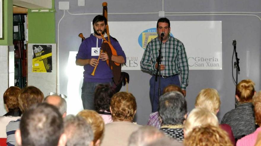 El cantante Rubén Barrio, junto al gaitero Pablo Carrera, en Rioturbio.