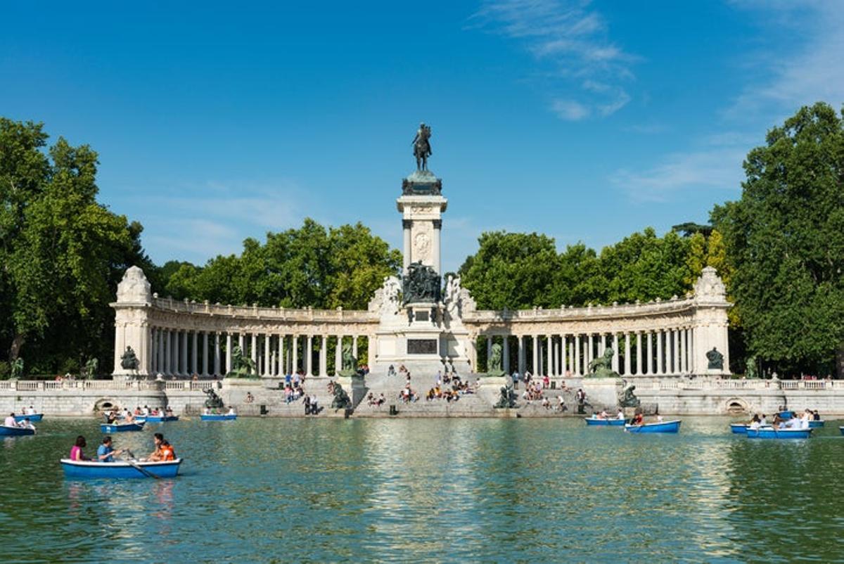 Sin movernos de España, encontramos en la capital madrileña el Parque del Retiro. En su interior se pueden encontrar multitud de edificios con historia. Sus rincones te invitarán a quedarte para no irte. Podéis relajaros sentados apoyados en un árbol o poner a prueba vuestras habilidades subidos en una barquita del estanque.