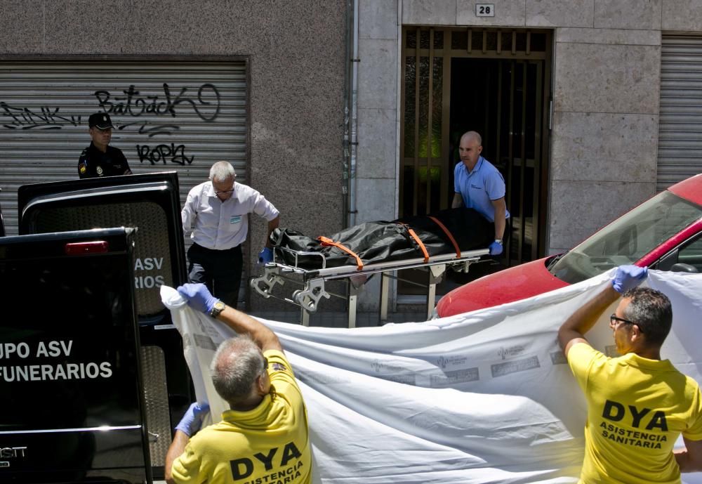 Los empleados de la funeraria proceden al traslado de los cadáveres