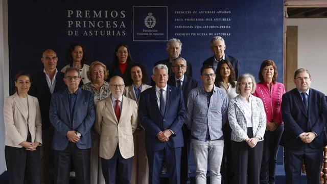 El jurado del premio de Investigación Científica y Técnica, en el hotel de La Reconquista. Por la izquierda,  en la fila inferior Mar Capeáns, Avelino Corma, Manuel Toharia, Pedro Miguel Echenique, Alberto Aparici, Peregrina Quintela y Amador Menéndez; en la fila central, Bernardo Hernández, Rosa Menéndez, Elena García Armada, Ginés Morata, Erika Pastrana y María Vallet, y arriba Noemí Pinilla, Concepción Alicia Monje, Juan Luis Arsuaga y Arturo Alvarez-Buylla. | LUISMA MURIAS