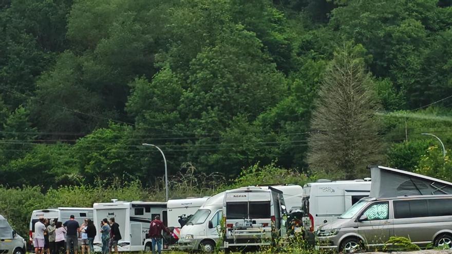 Belmonte de Miranda denuncia la "acampada libre" de un grupo de autocaravanistas en una finca agrícola del concejo