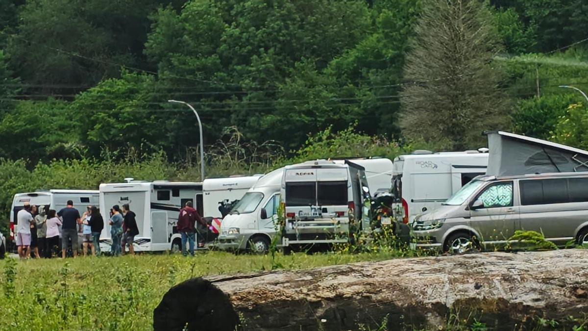 Los vehículos estacionados en la finca rural.