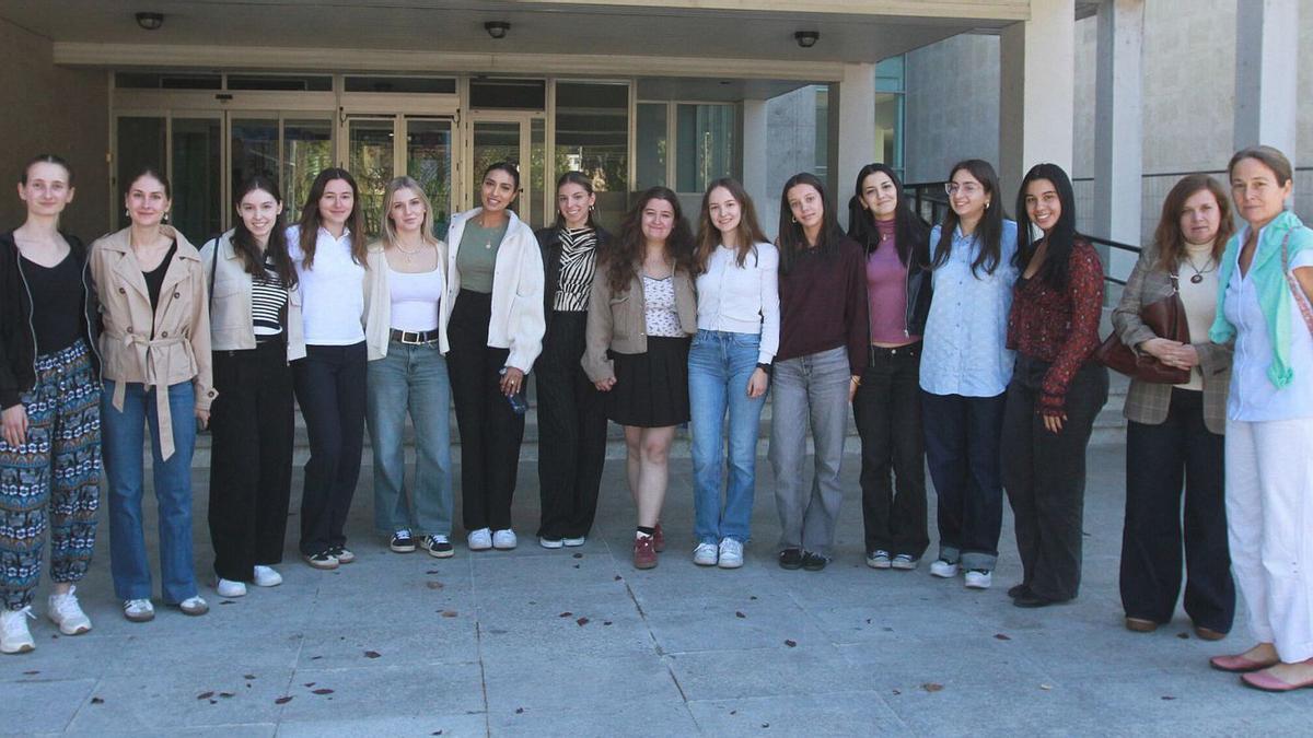 Algunas de las alumnas anfitrionas de Ourense.