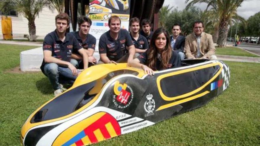 El equipo de la Universidad de Elche y el vehículo Dátil&#039;11.