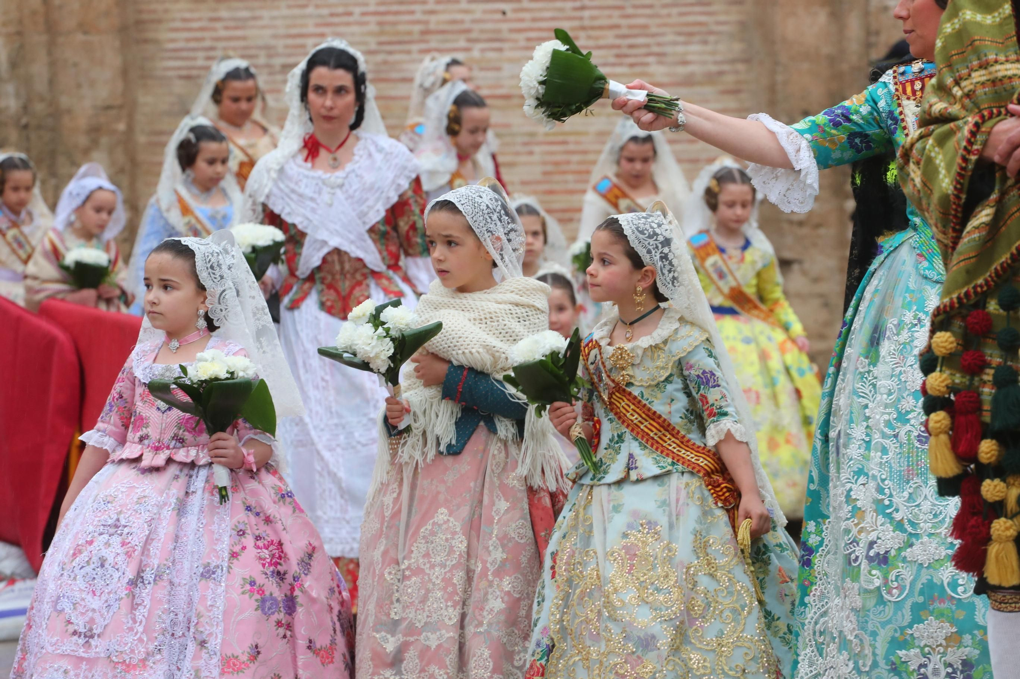 Búscate en el primer día de ofrenda por la calle de la Paz (entre las 15:30 a las 17:00 horas)