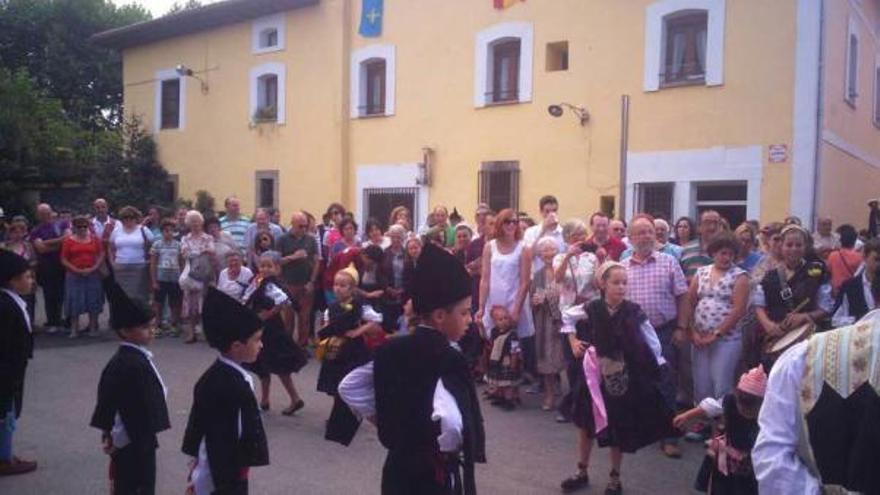 El grupo &quot;El Castañéu&quot; interpreta bailes regionales en la plaza de la iglesia de Corao. c.c