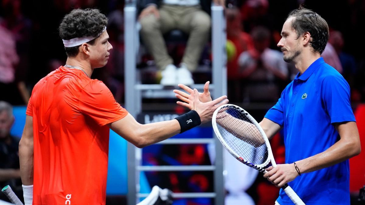 Shelton y Medvedev se saludan tras el partido
