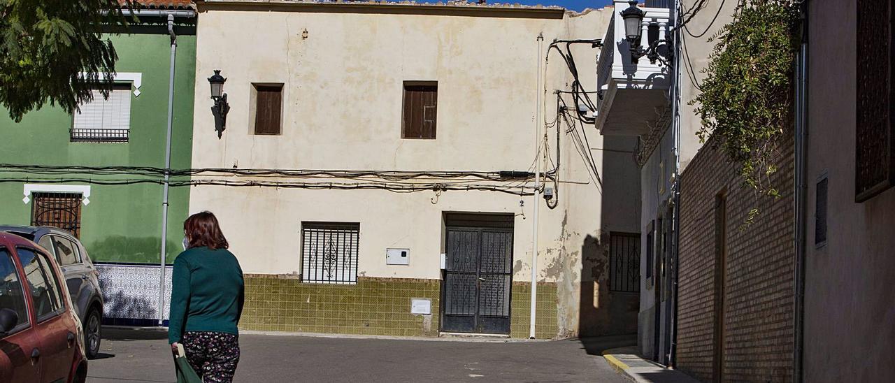 Fachada principal del inmueble de Vallés que sufrió los daños, con los cascotes ya retirados, en una imagen de ayer | PERALES IBORRA