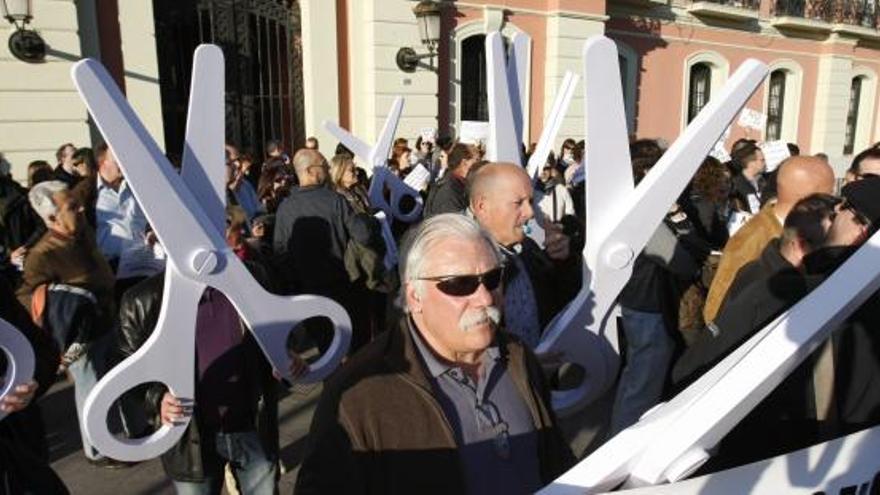 Varios manifestantes en la Glorieta de España, frente al edificio principal del Ayuntamiento, durante una protesta anterior.