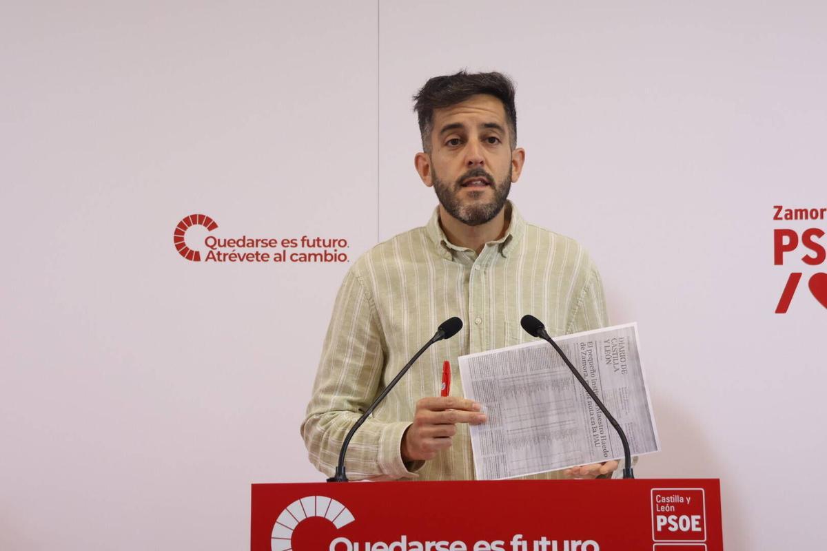 El procurador socialista por Zamora en las Cortes de Castilla y León y Secretario de Educación del PSOE CyL, Javier García, atiende a los medios de comunicación para abordar cuestiones de actualidad política.