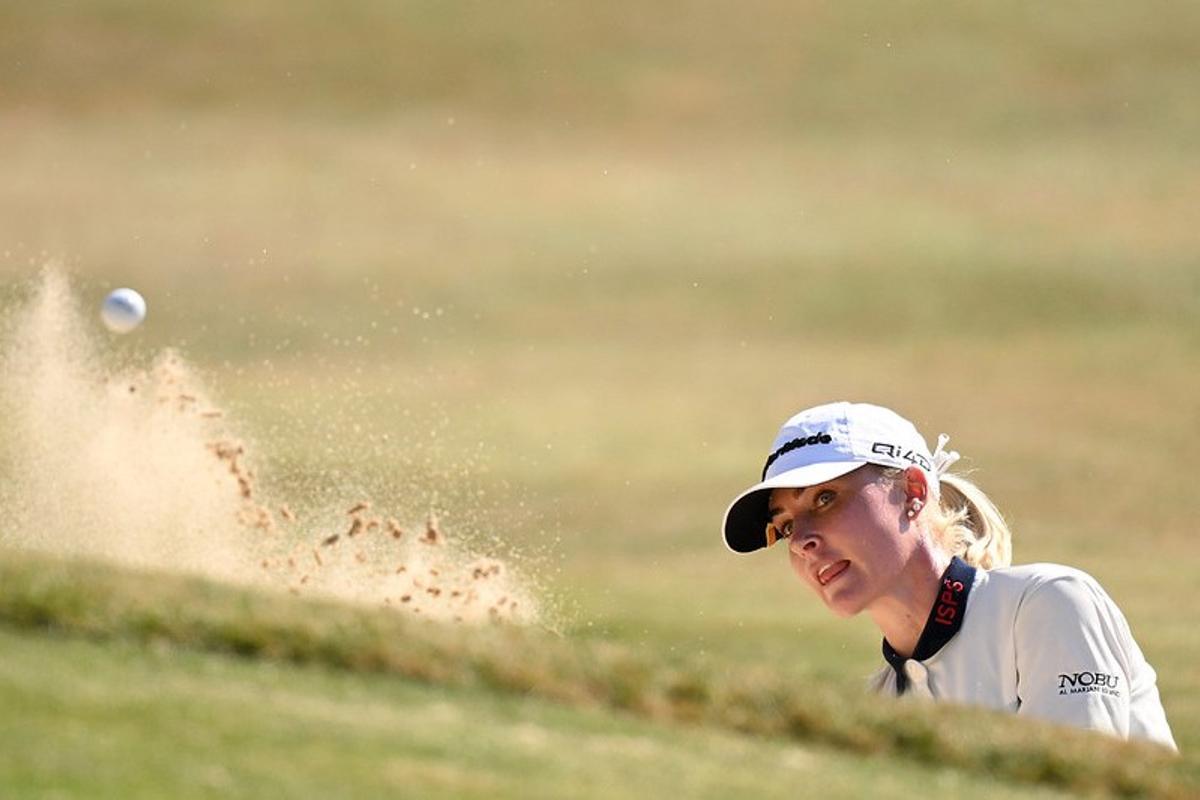 La inglesa Charley Hull ejecuta un golpe durante la última vuelta, en lucha por la victoria, que cayó del lado de la canadiense