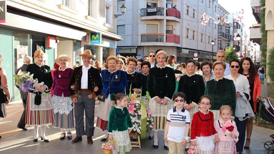 Miles de lucentinos asisten a la ofrenda floral a la Virgen de Araceli