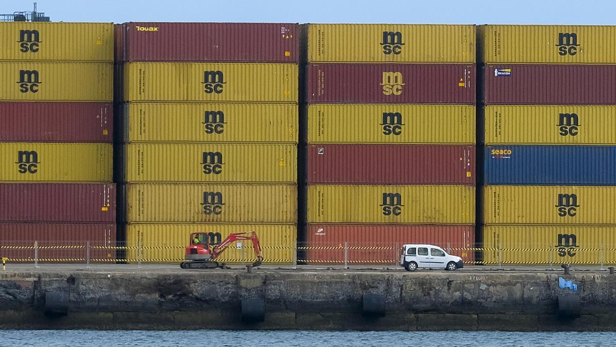 Un tractor comienza las obras en el muelle León y Castillo del Puerto de Las Palmas.