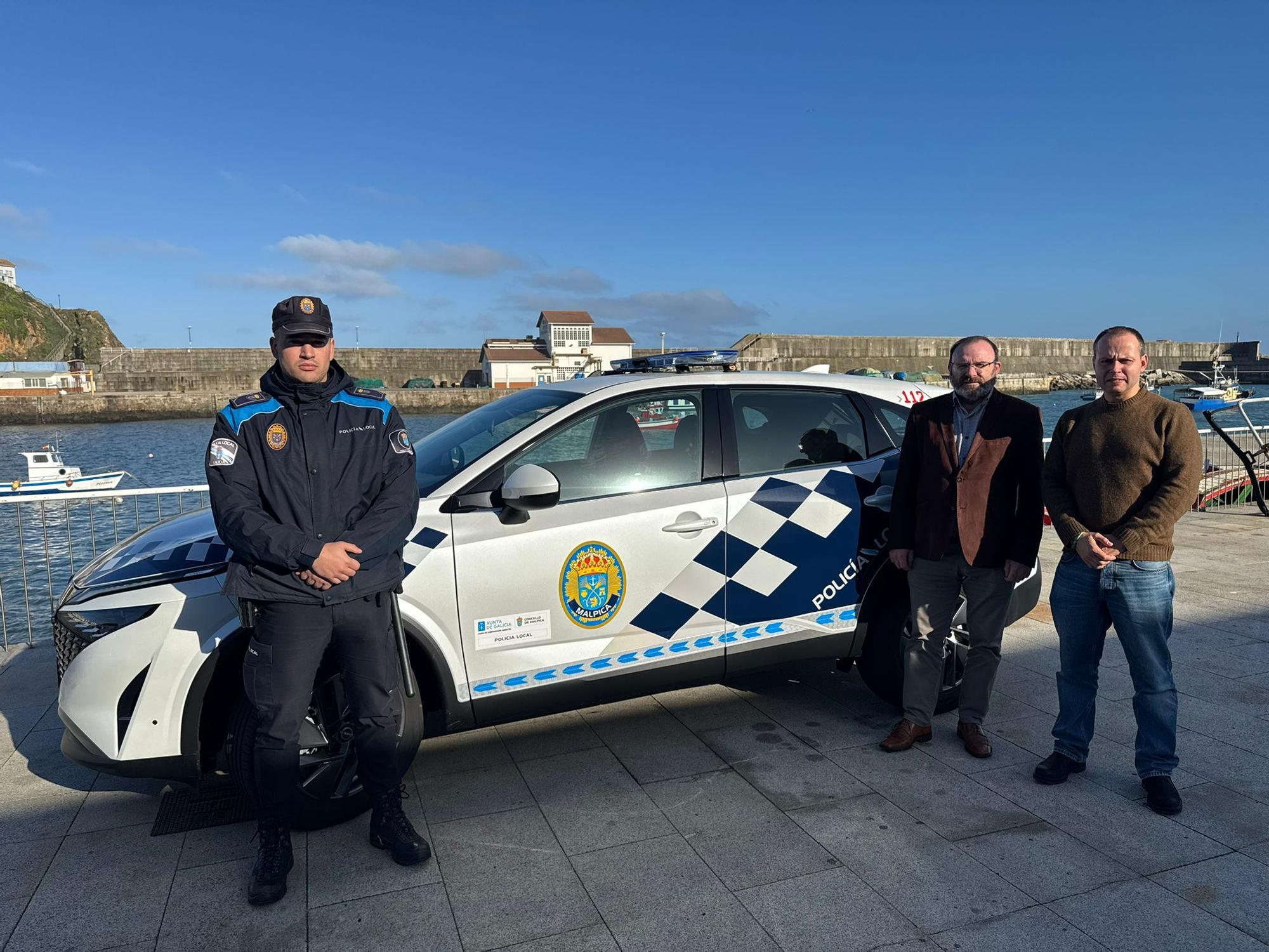 O alcalde, Eduardo Parga, no centro, no acto de entrega do vehículo á Policía Local.