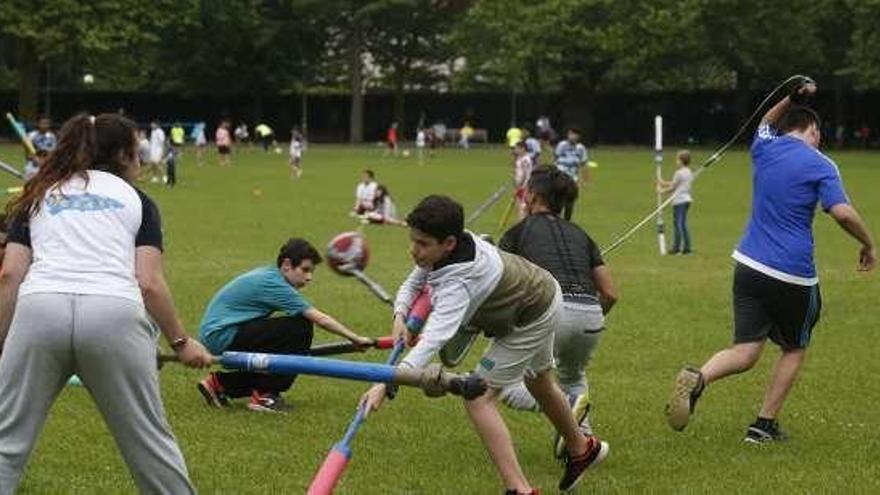 Un grupo de niños practica el &quot;jugger&quot; en el parque.