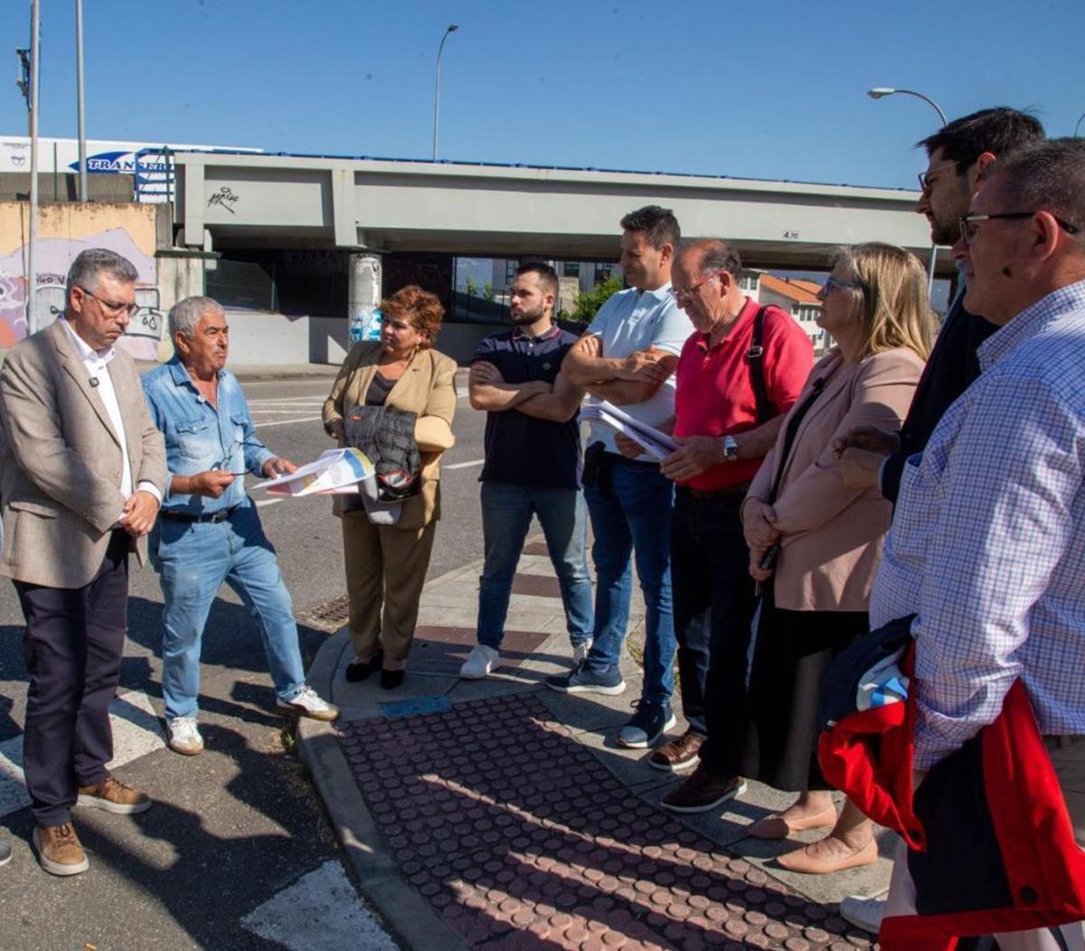 La delegación del PP, ayer, durante el recorrido por la N-552 en Chapela. | FDV