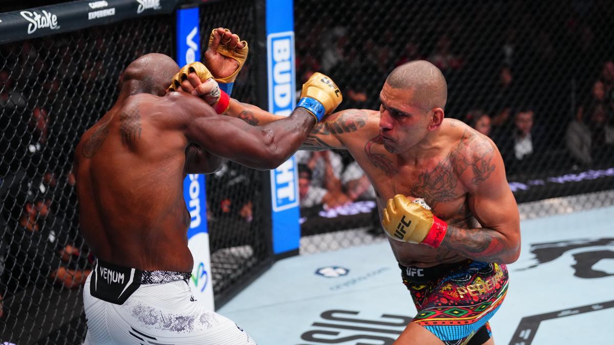 Alex Pereira conecta un corchet de izquierdas en el rostro de Rountree Jr