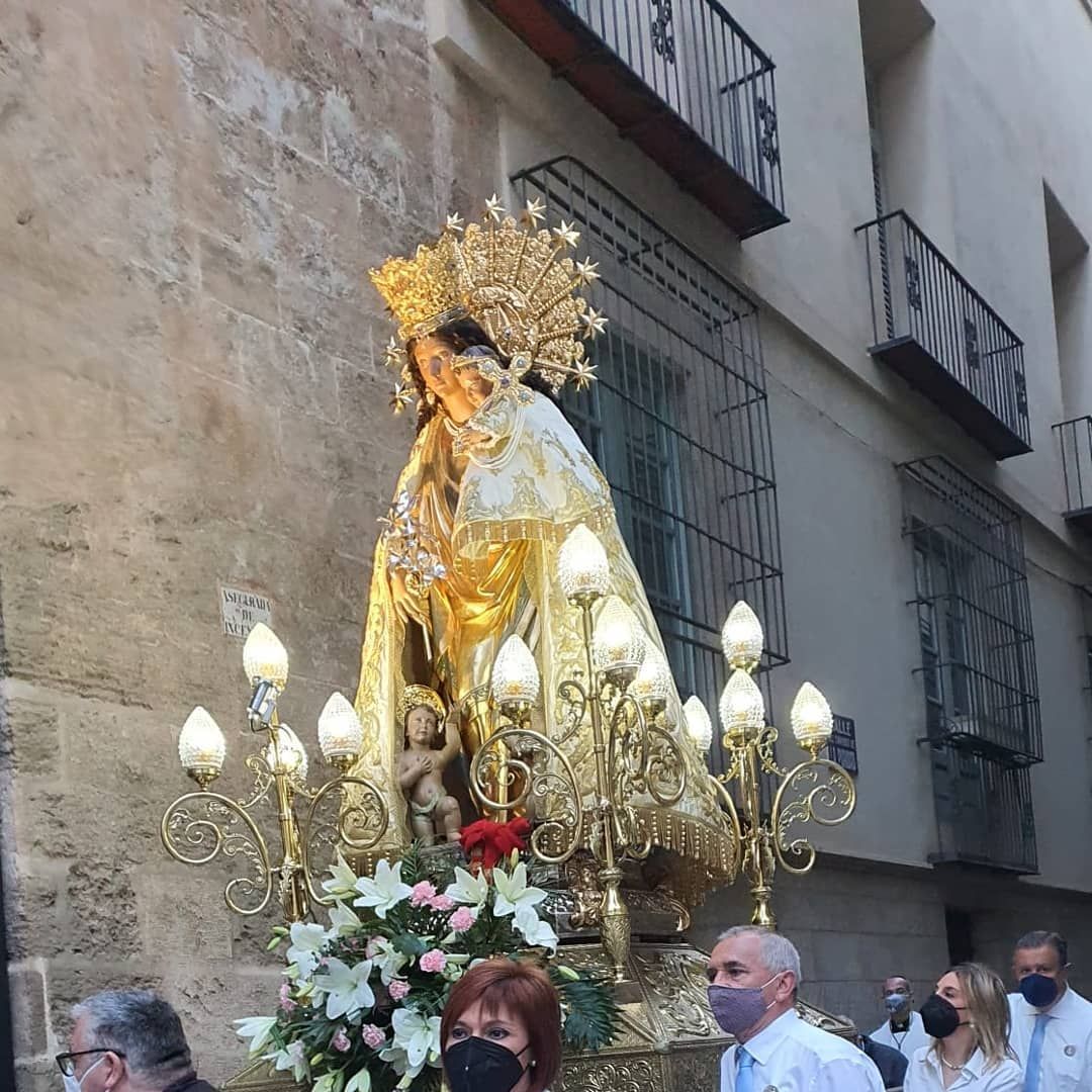 La Hermandad de Seguidores saca la imagen de la Virgen a hombros por el centro de la ciudad en el Rosario de la Aurora
