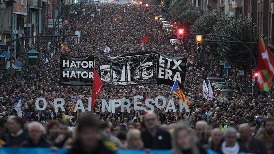 Miles de personas piden en Bilbao cambios en la política sobre los presos de ETA