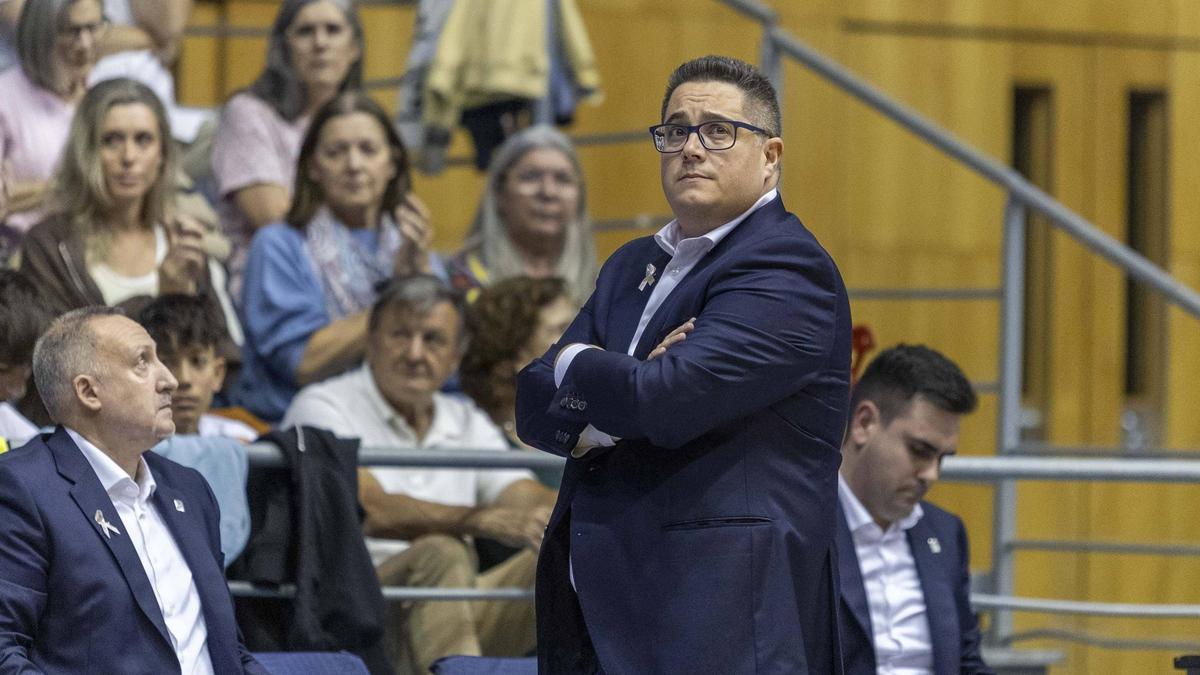 Diego Epifanio en la banda durante un partido del Obradoiro en Sar