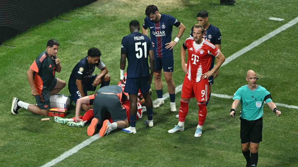 Musiala, el jugador del Bayern Múnich, es atendido por los médicos tras sufrir una grave lesión en el tobillo izquierdo después de chocar con Donnarumma, el portero del Paris SG.