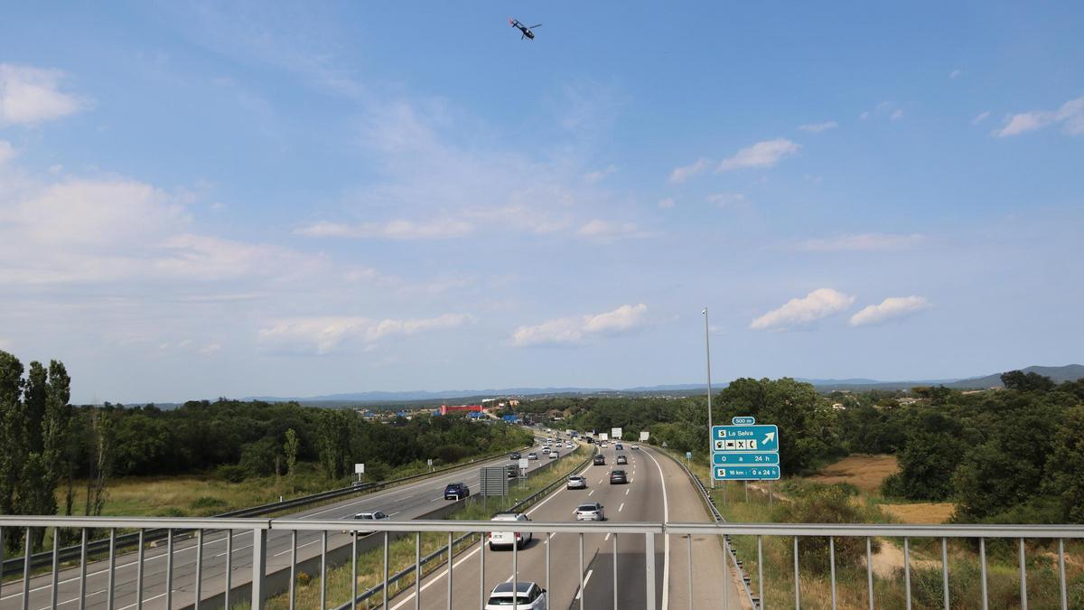 L'autopista AP-7 a Maçanet i l'helicòpter del trànsit. | ACN
