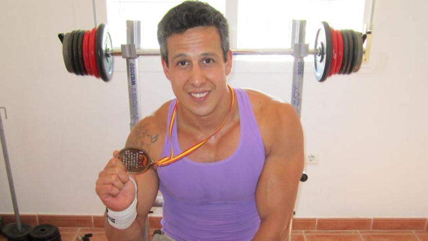 Rubén Juan, con la medalla de oro lograda en el Nacional de Halterofilia Adaptada.