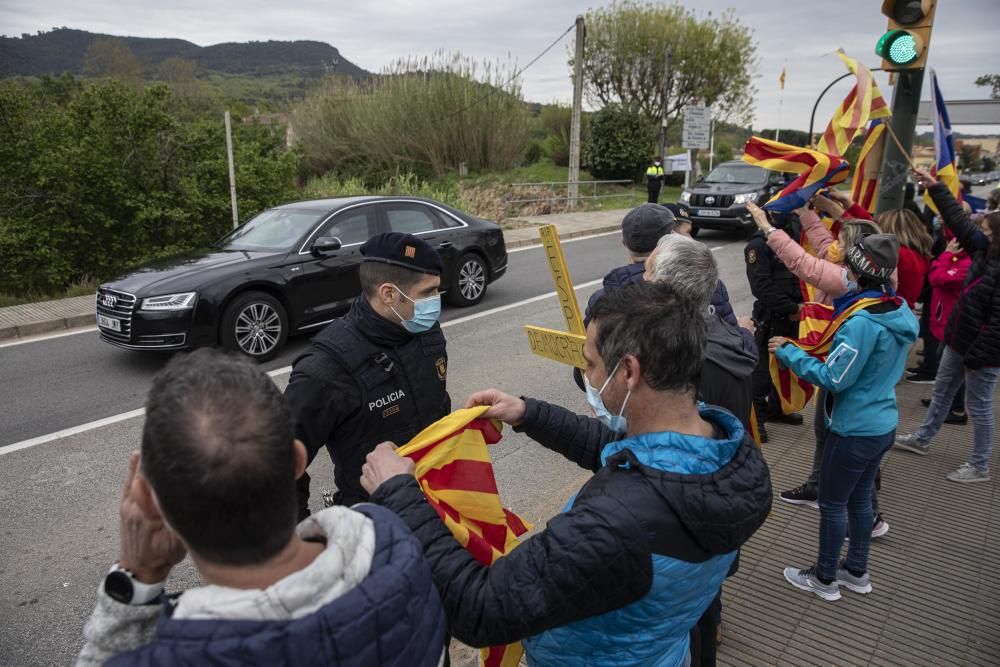 Protest contra la visita de Pedro Sánchez a la farmacèutica Hipra d'Amer